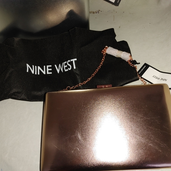 NINE WEST METALLIC CLUTCH - Picture 2 of 6